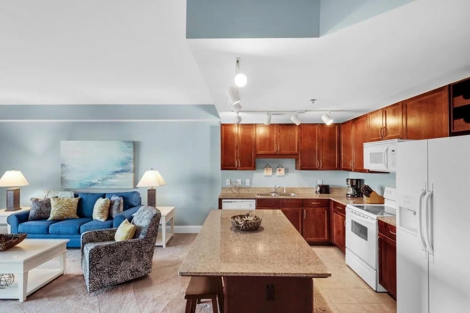 Condo, 1 King Bed with Sofa bed (Laketown Wharf 116) | Private kitchen | Oven, toaster