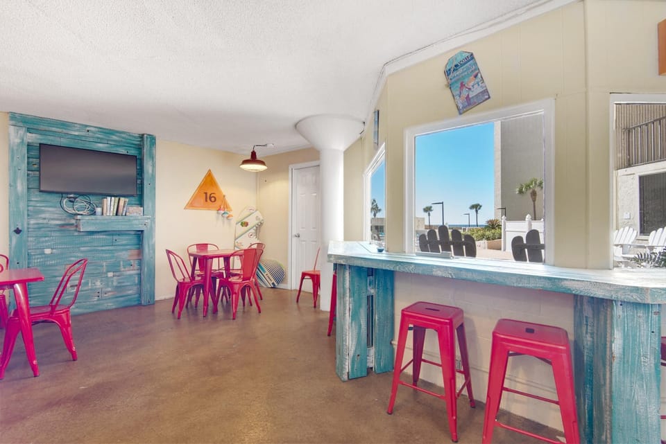 Studio, 2 Queen Beds (Top of the Gulf 208) | Dining