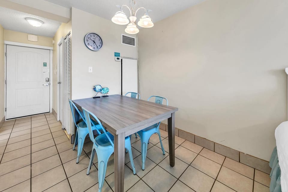 Studio, 2 Queen Beds (Top of the Gulf 324) | Dining