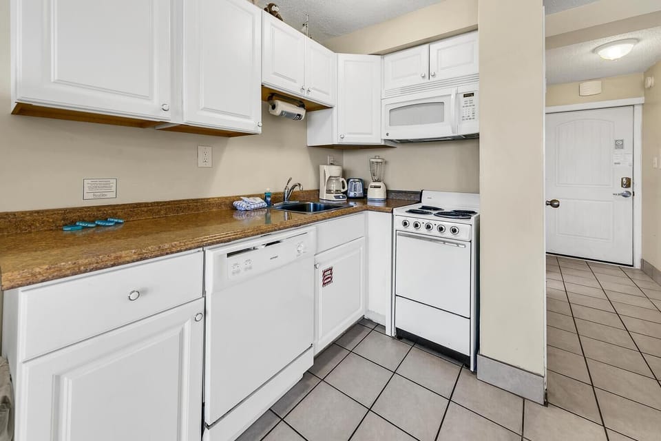 Studio, 2 Queen Beds (Top of the Gulf 324) | Private kitchen | Toaster