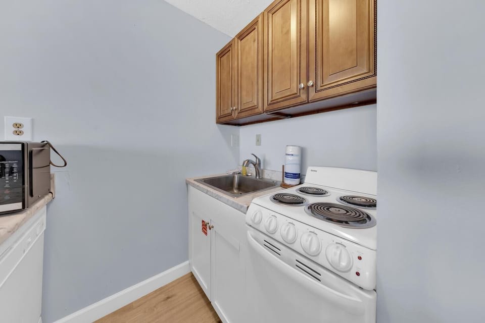 Studio, 2 Queen Beds (Top of the Gulf 416) | Private kitchen | Oven, toaster