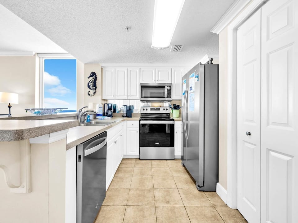 Condo, Multiple Beds (Majestic Beach Towers 1-1701) | Private kitchen | Oven, toaster