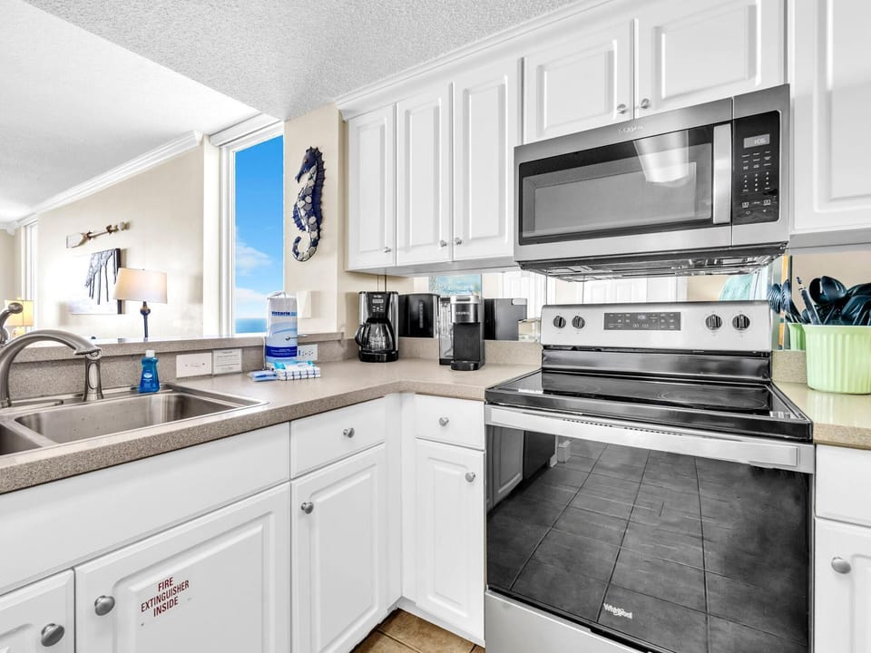 Condo, Multiple Beds (Majestic Beach Towers 1-1701) | Private kitchen | Oven, toaster
