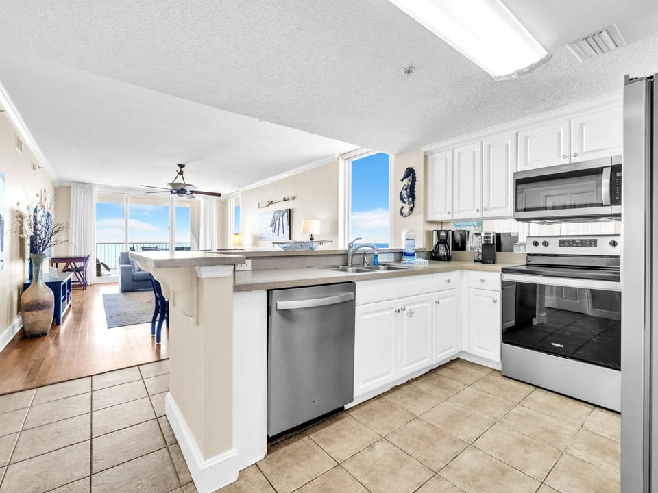 Condo, Multiple Beds (Majestic Beach Towers 1-1701) | Private kitchen | Oven, toaster