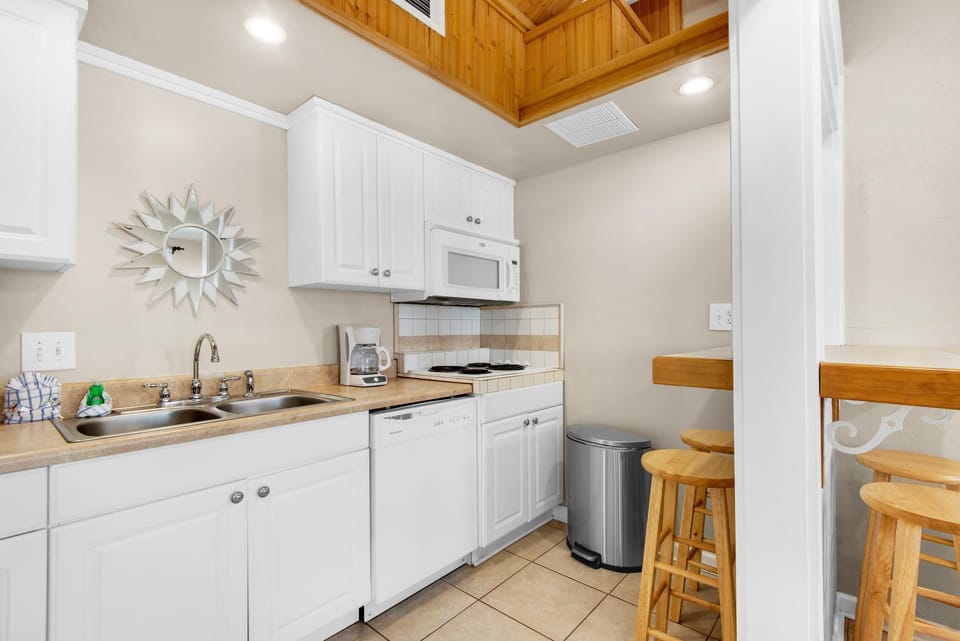 House, Multiple Beds (Walking on Sunshine) | Private kitchen | Oven, toaster, cookware/dishes/utensils