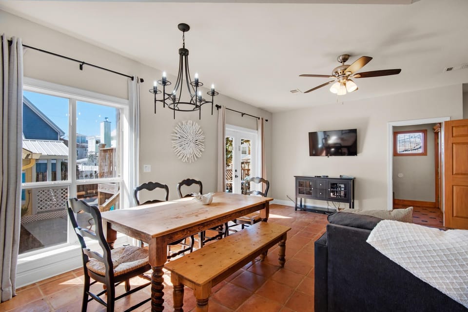 House, Multiple Beds (Walking on Sunshine) | Dining