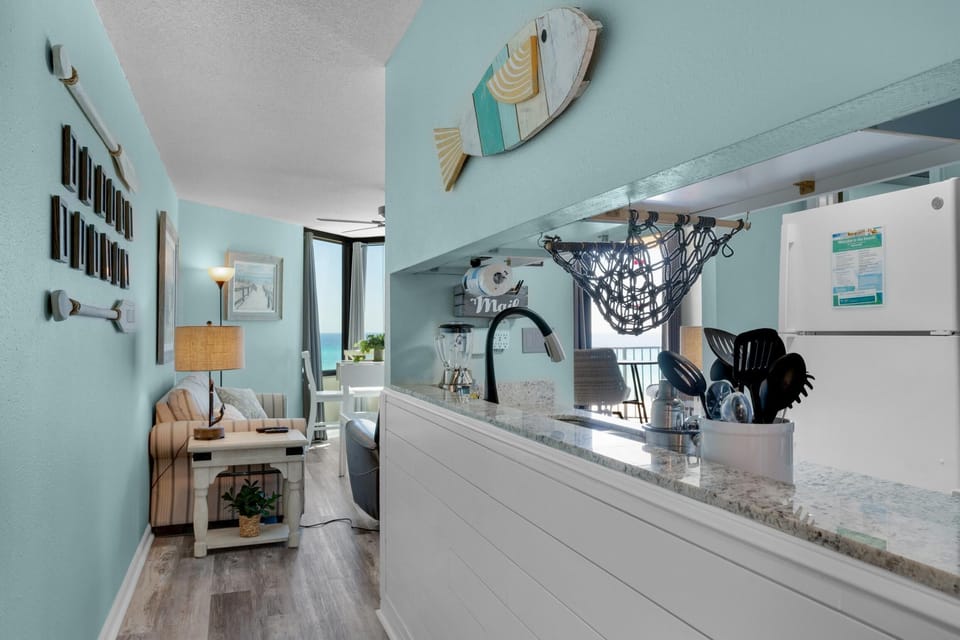 Condo, 1 Queen Bed with Sofa bed (Sunbird 404E) | Interior
