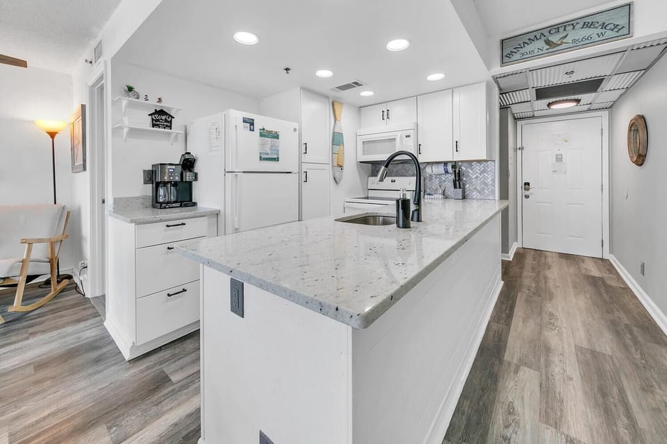 Condo, 1 Queen Bed with Sofa bed (Sunbird 404E) | Private kitchen | Oven, toaster