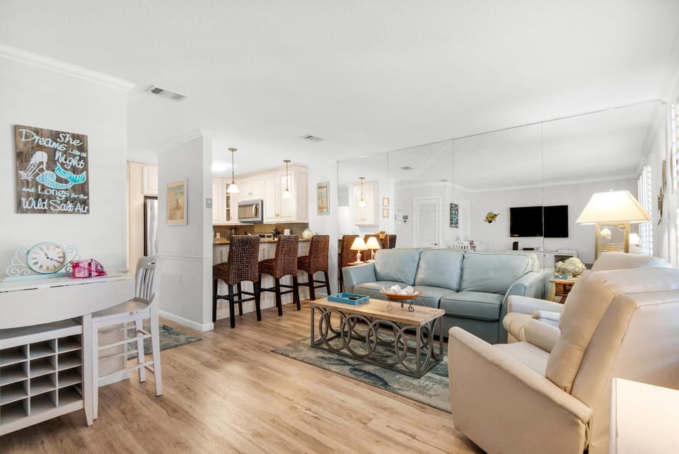 Condo, 1 Queen Bed with Sofa bed (Sandprints A3) | Living area | TV