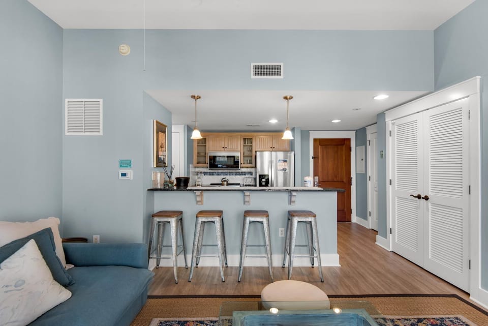 Condo, 1 King Bed (Market Street Inn 541) | Living area | TV