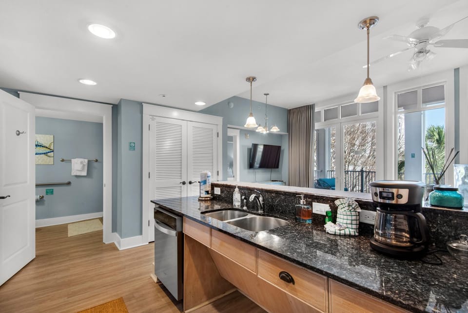 Condo, 1 King Bed (Market Street Inn 541) | Private kitchen | Oven, toaster