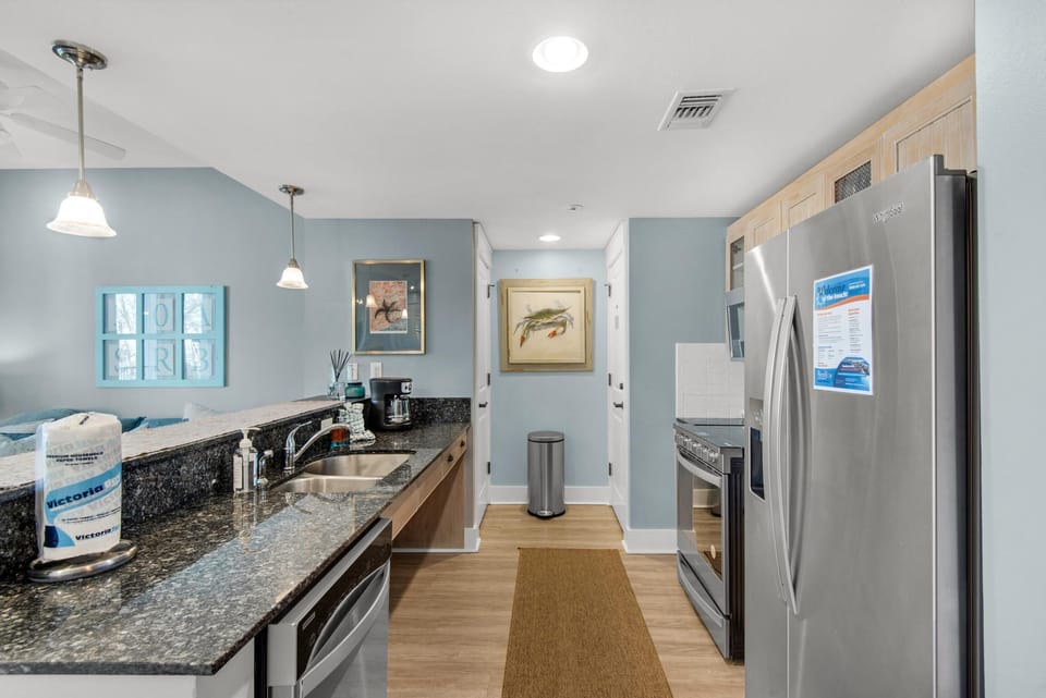Condo, 1 King Bed (Market Street Inn 541) | Private kitchen | Oven, toaster