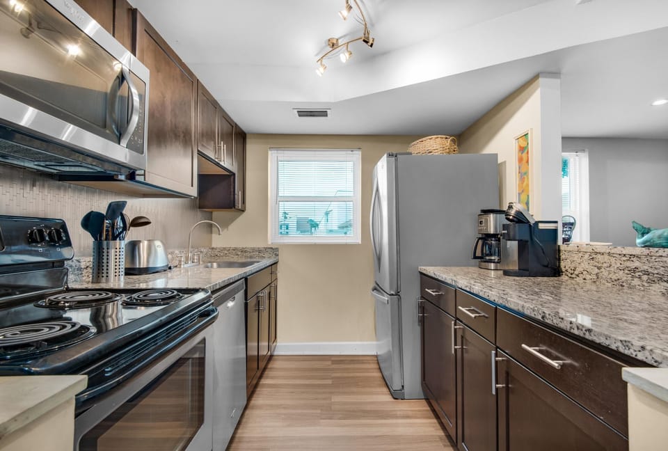 House, Multiple Beds (Horizon South 8B2- Sunshine Gardens) | Private kitchen | Oven, toaster
