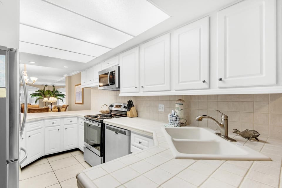 Condo, 1 King Bed with Sofa bed (Inlet Reef 318) | Private kitchen | Oven, toaster