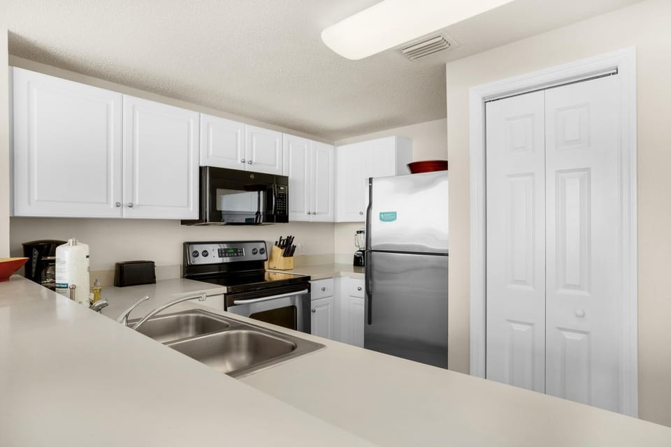 Condo, Multiple Beds (Majestic Beach Towers 1-407) | Private kitchen | Oven, toaster