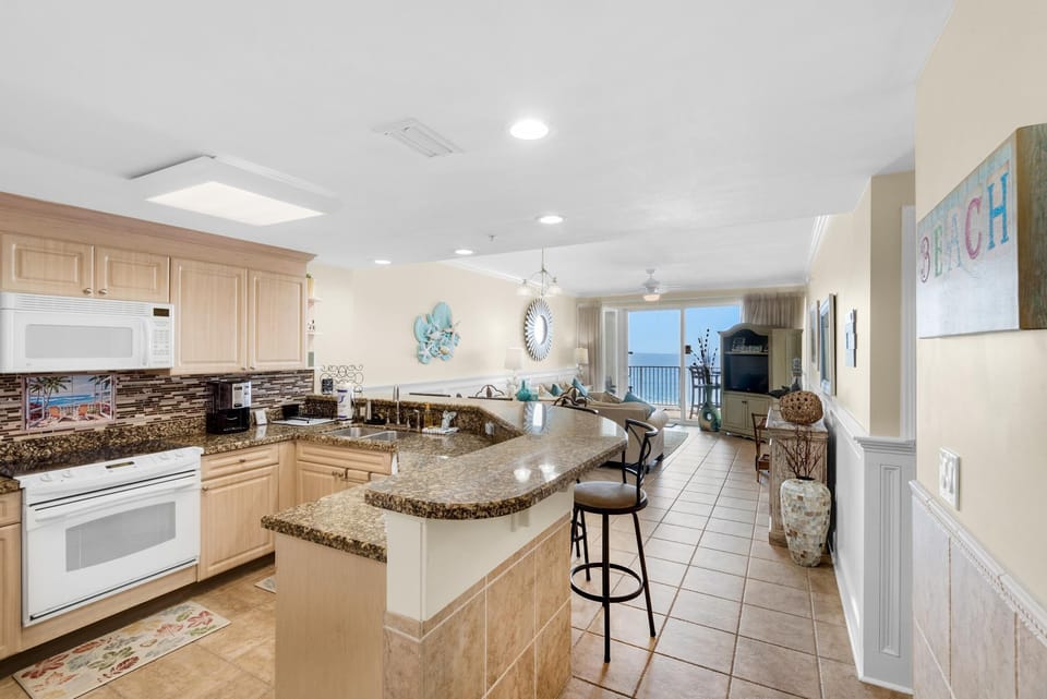 Condo, Multiple Beds (Boardwalk 508) | Private kitchen | Oven, toaster