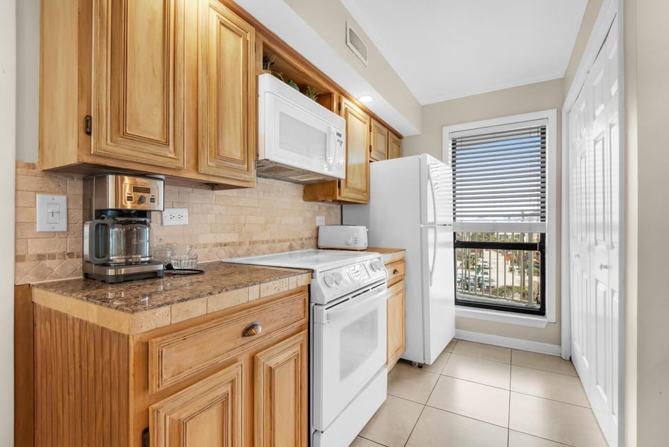Condo, 1 King Bed with Sofa bed (Mainsail 234) | Private kitchen | Oven, toaster