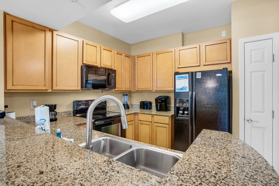 Condo, Multiple Beds (Palms Resort #2210 Jr 2BR) | Private kitchen | Oven, toaster