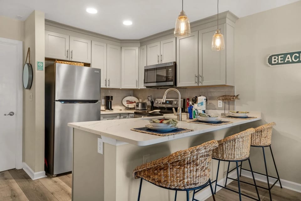 Condo, 1 King Bed with Sofa bed (Sandprints B11- Breakaway Bliss) | Private kitchen | Oven, toaster