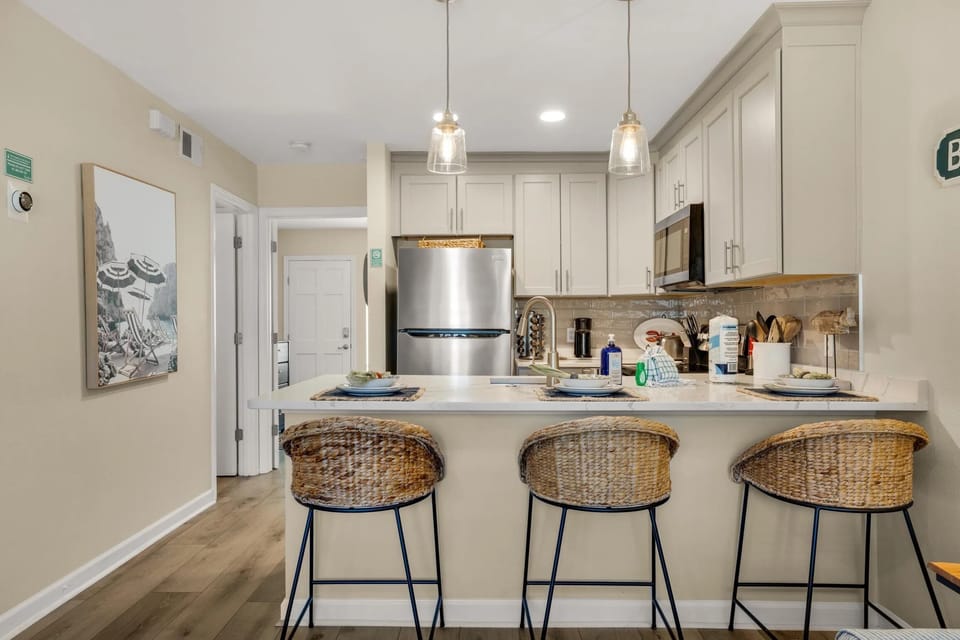 Condo, 1 King Bed with Sofa bed (Sandprints B11- Breakaway Bliss) | Private kitchen | Oven, toaster