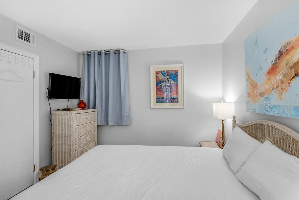 Condo, 1 Queen Bed with Sofa bed (Sunbird 609E) | 1 bedroom, WiFi