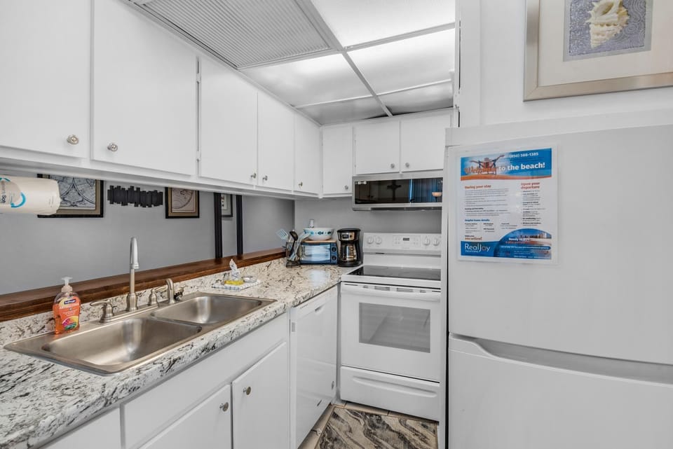 Condo, 1 Queen Bed with Sofa bed (Sunbird 609E) | Private kitchen | Oven, toaster
