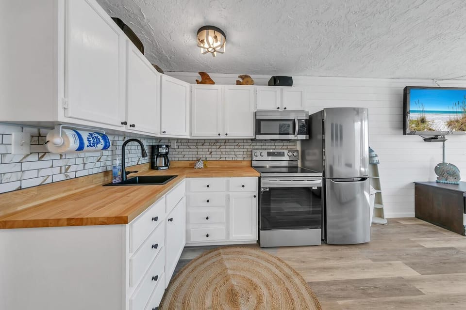 Studio, 1 Queen Bed with Sofa bed (Top of the Gulf 811) | Private kitchen | Oven, toaster