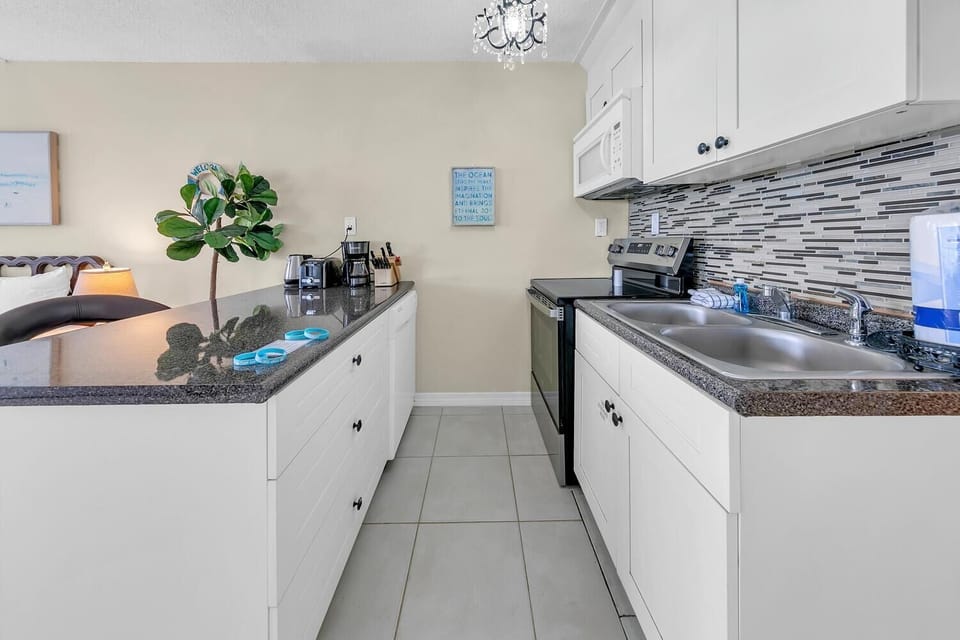 Studio, 1 King Bed (Top of the Gulf 825) | Private kitchen | Oven, toaster