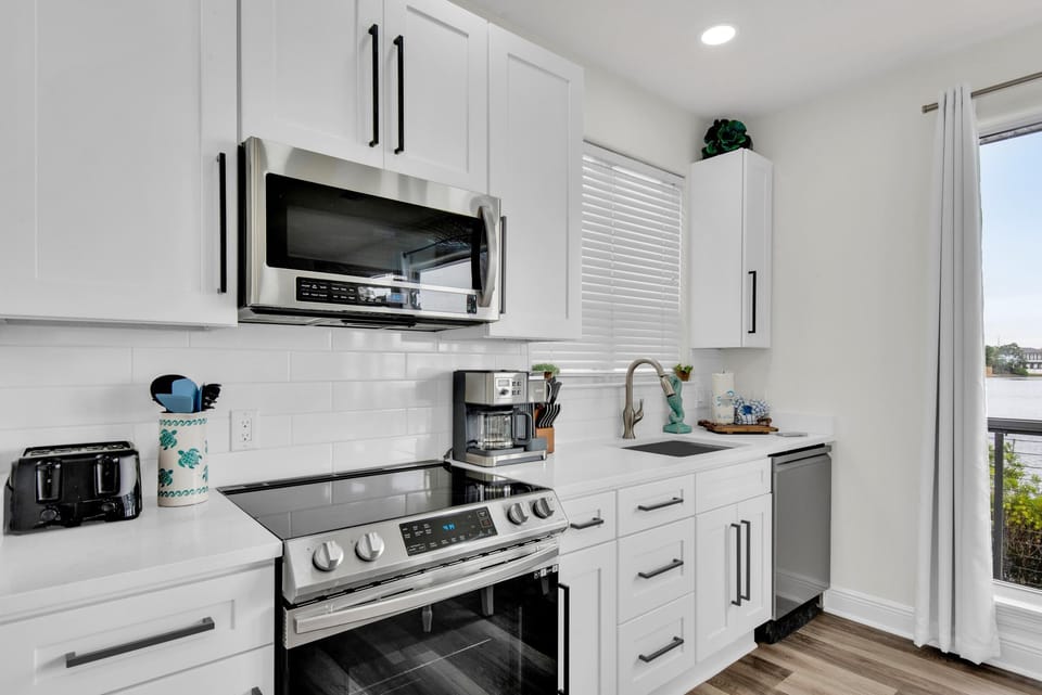 Condo, Multiple Beds (Destiny Beach Villas #15B) | Private kitchen | Oven, toaster