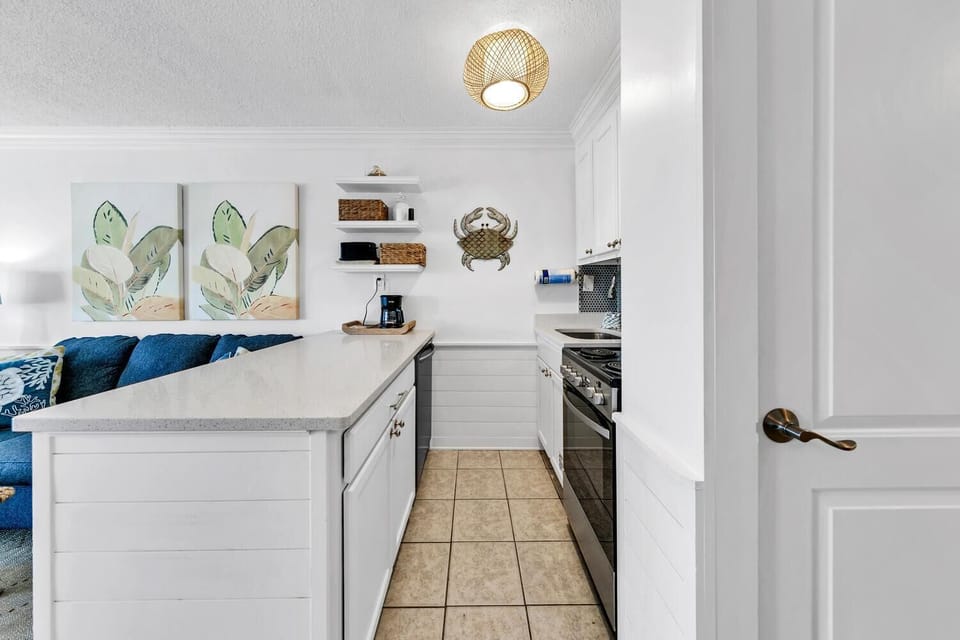 Studio, 1 Queen Bed (Top of the Gulf 808- Gulf Coast Getaw) | Private kitchen | Oven, toaster