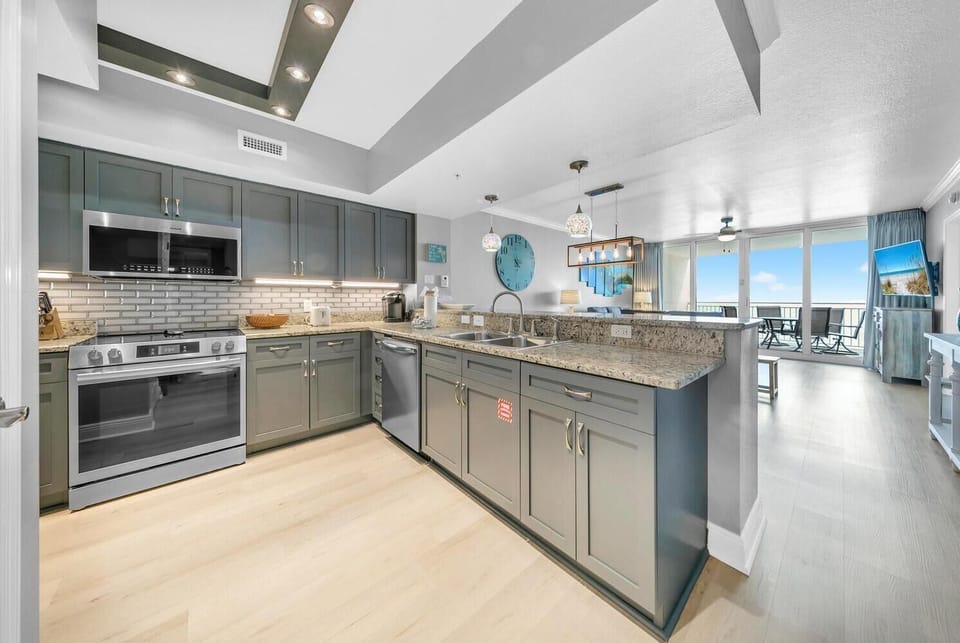 Condo, Multiple Beds (Emerald Beach 1036 - Turquoise Turtle) | Private kitchen | Oven, toaster