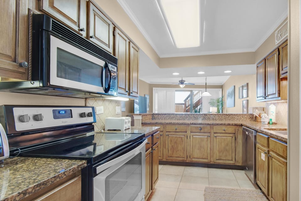 Condo, Multiple Beds (Mainsail 101) | Private kitchen | Oven, toaster
