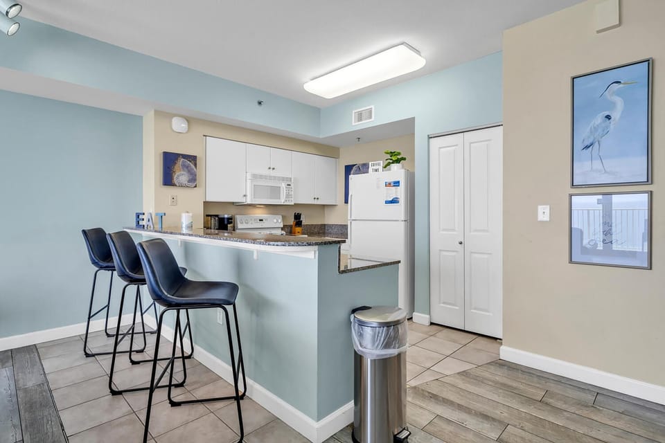 Condo, 1 King Bed with Sofa bed (Shores of Panama 1802) | Private kitchen | Oven, toaster