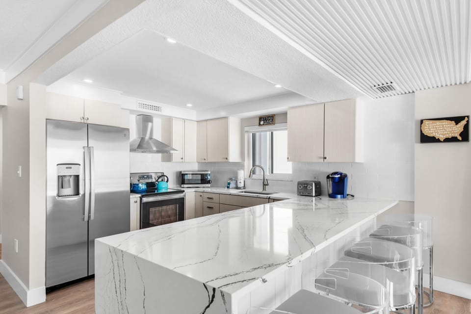 Condo, Multiple Beds (Shoreline Towers 2086) | Private kitchen | Oven, toaster