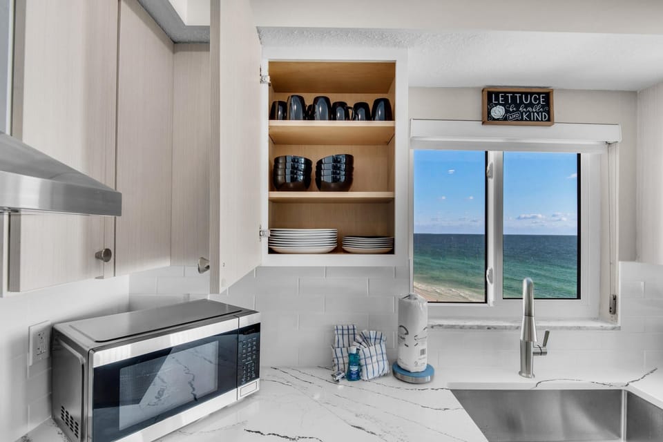 Condo, Multiple Beds (Shoreline Towers 2086) | Private kitchen | Oven, toaster