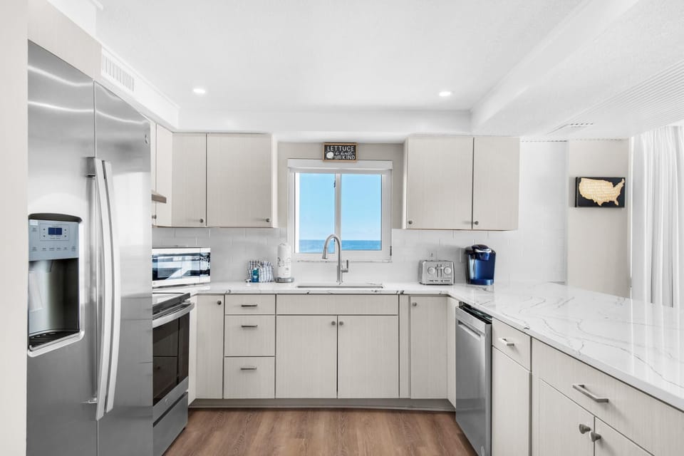 Condo, Multiple Beds (Shoreline Towers 2086) | Private kitchen | Oven, toaster