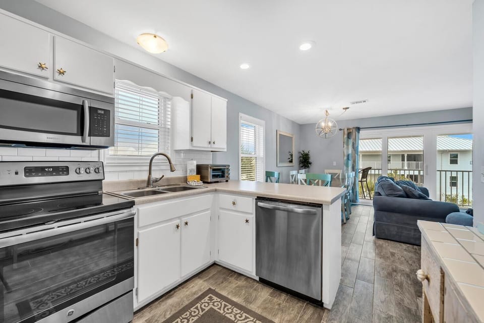 Condo, Multiple Beds (Beachside Villas 933) | Private kitchen | Oven, toaster