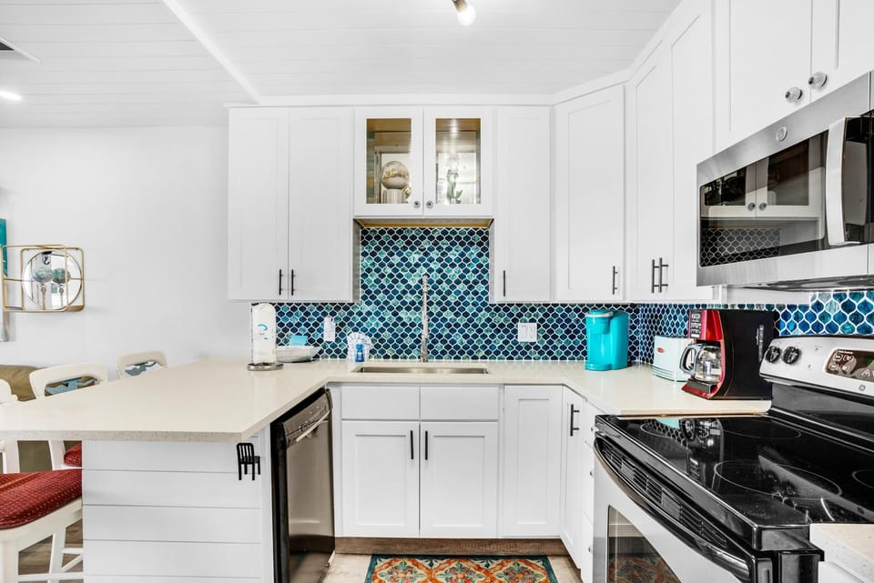 Condo, 1 King Bed with Sofa bed (Summer Breeze 203) | Private kitchen | Oven, toaster