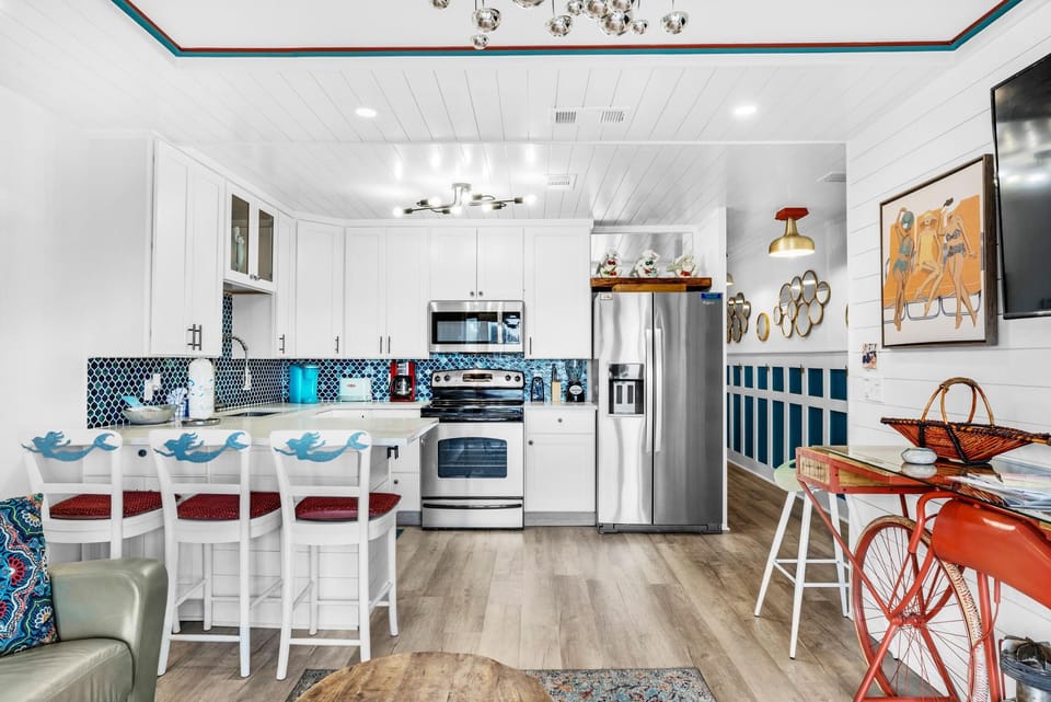Condo, 1 King Bed with Sofa bed (Summer Breeze 203) | Private kitchen | Oven, toaster