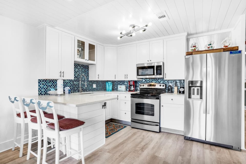 Condo, 1 King Bed with Sofa bed (Summer Breeze 203) | Private kitchen | Oven, toaster
