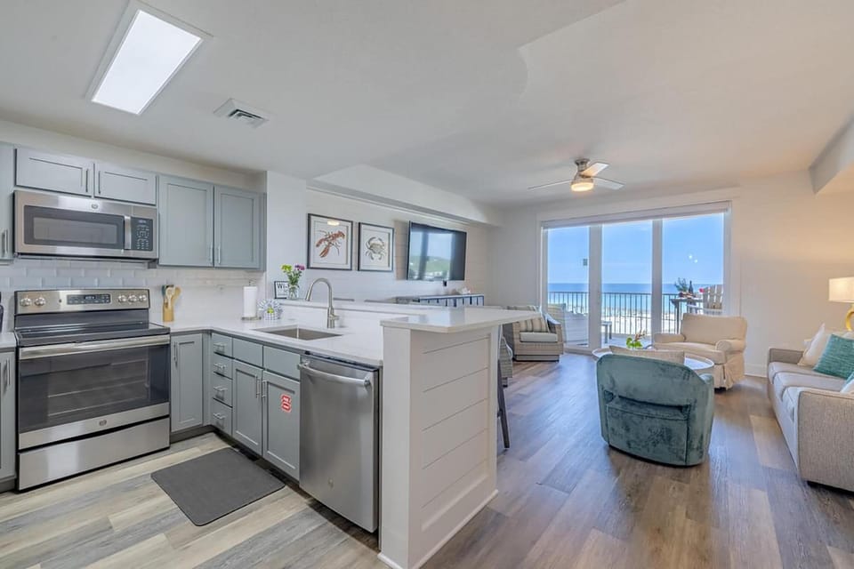 Condo, 1 King Bed with Sofa bed (Calypso 3-903 - Emerald Getaway) | Private kitchen | Oven, toaster