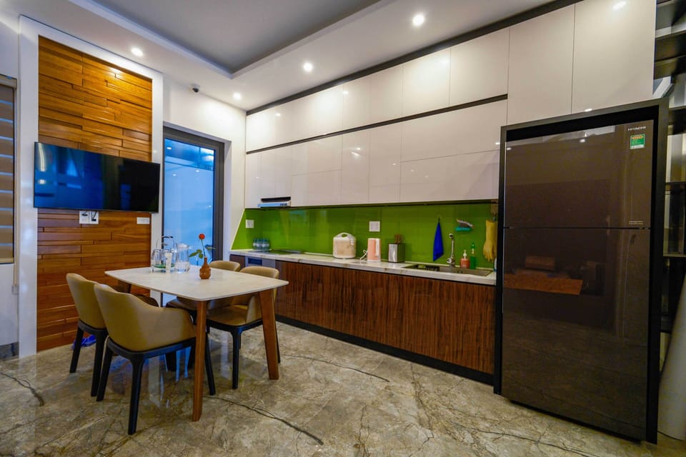 Deluxe Room | Private kitchen | Mini-fridge, stovetop, rice cooker, cookware/dishes/utensils