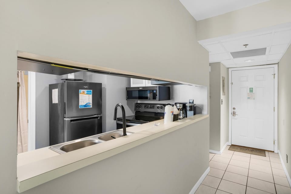 Condo, 1 Queen Bed with Sofa bed (Sunbird 604W) | Private kitchen | Oven, toaster
