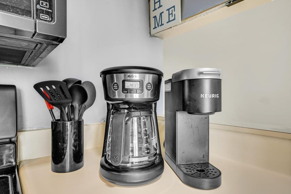 Condo, 1 Queen Bed with Sofa bed (Sunbird 604W) | Coffee and/or coffee maker