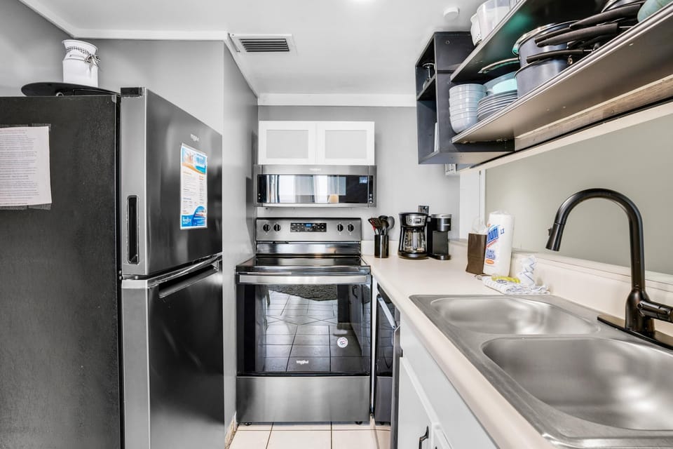 Condo, 1 Queen Bed with Sofa bed (Sunbird 604W) | Private kitchen | Oven, toaster