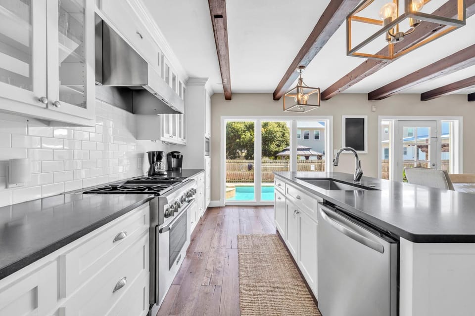 House, Multiple Beds (Casa Blanca) | Private kitchen | Oven, toaster
