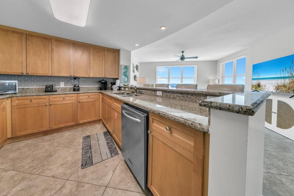 Condo, Multiple Beds (Aqua Resort 401 - Piece of Serenity) | Private kitchen | Oven, toaster