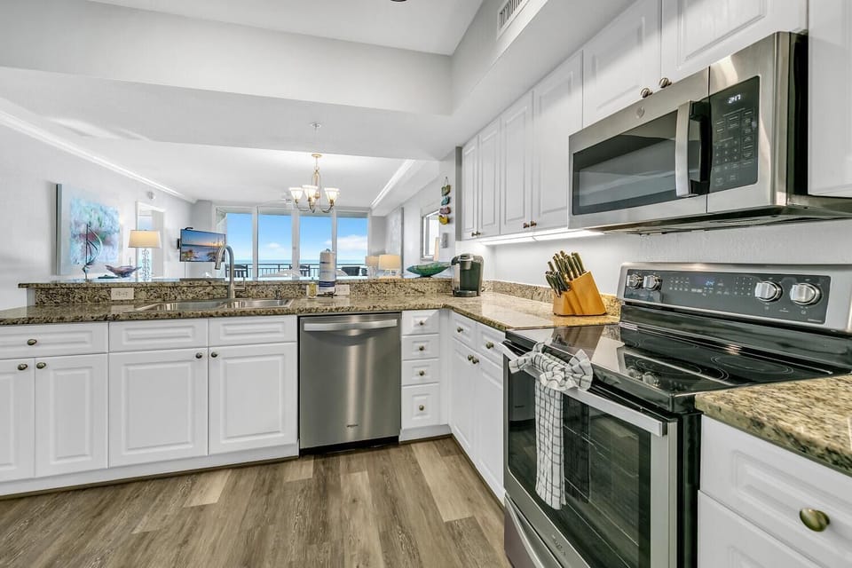 Condo, Multiple Beds (Emerald Beach 431) | Private kitchen | Oven, toaster