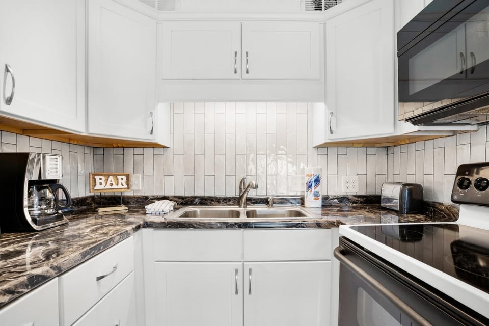 Condo, 1 King Bed with Sofa bed (The Summit 818) | Private kitchen | Oven, toaster