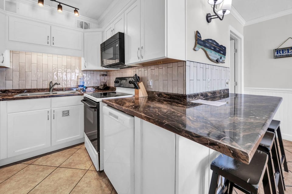 Condo, 1 King Bed with Sofa bed (The Summit 818) | Private kitchen | Oven, toaster